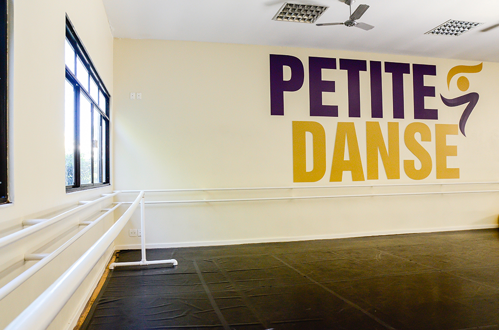 A infraestrutura da Escola Petite Danse conta com pisos especiais para a prática de dança